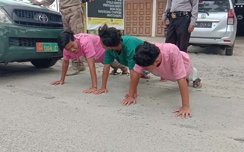 OPERASI YUSTISI: Polsek Rambutan Kota Tebingtinggi bersama TNI dan Satpol PP ketika melakukan operasi yustisi.SOPIAN/SUMUT POS.