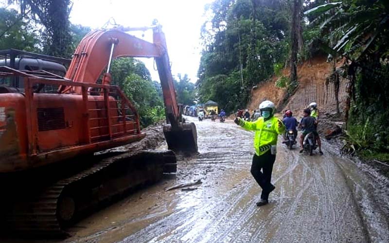 LONGSOR: Jalur Medan-Berastagi putus akibat tertutup longsor dan pohon tumbang di kawasan Lau Kaban, Sibolangit, Deliserdang, beberapa waktu lalu.istimewa/sumut pos.