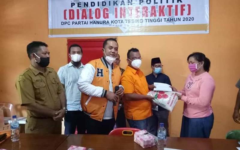 SERAHKAN : Ketua DPC Partai Hanura Ogamota Hulu didampingi Kaharuddin Nasution menyerahkan bantuan ansuransi kematian kepada ahli waris.Sopian/sumutpos.