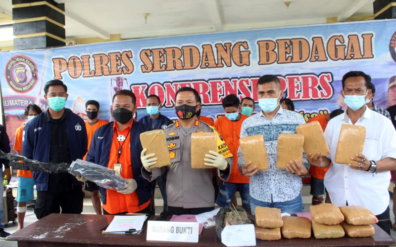 KONFERENSI PERS: Kapolres Sergai AKBP Robin Simatupang gelar konferensi pers terkait penangkapan daun ganja seberat 14.2 Kg dan sabu.