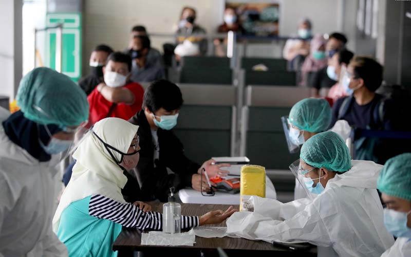 RAPID TEST: Calon penumpang menjalani rapid test di Bandara Husein Sastranegara, Kota Bandung. Mulai hari ini (18/12), penumpang pesawat wajib rapid test antigen.