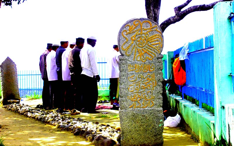 PENGUNJUNG: Para warga yang berkunjung ke Makam Papan Tinggi saat melakukan salat.