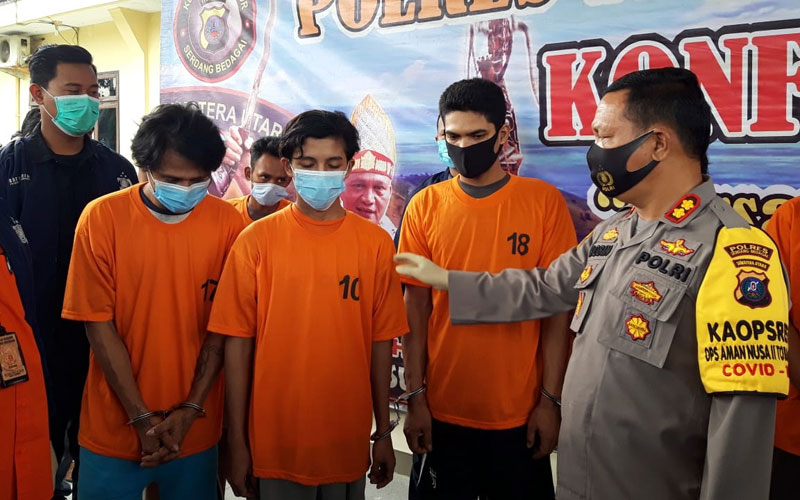 DITANGKAP: Empat tahanan kabur yang sudah ditangkap dipaparkan  Polres Sergai, Sabtu (5/12).