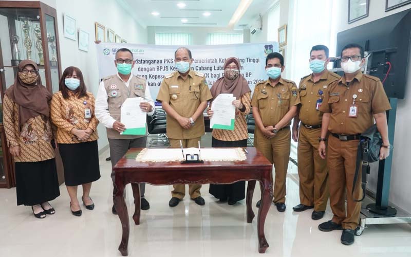 MoU: Kepala Kantor BPJS Lubukpakam, Rita Maysita Ridwan saat melakukan penandatanganan MoU dengan Kadinkes, dr Nanang Fitra Aulia disaksikan Wali Kota Tebingtinggi, Umar Zinaidi Hasibuan.Sopian/sumut pos.