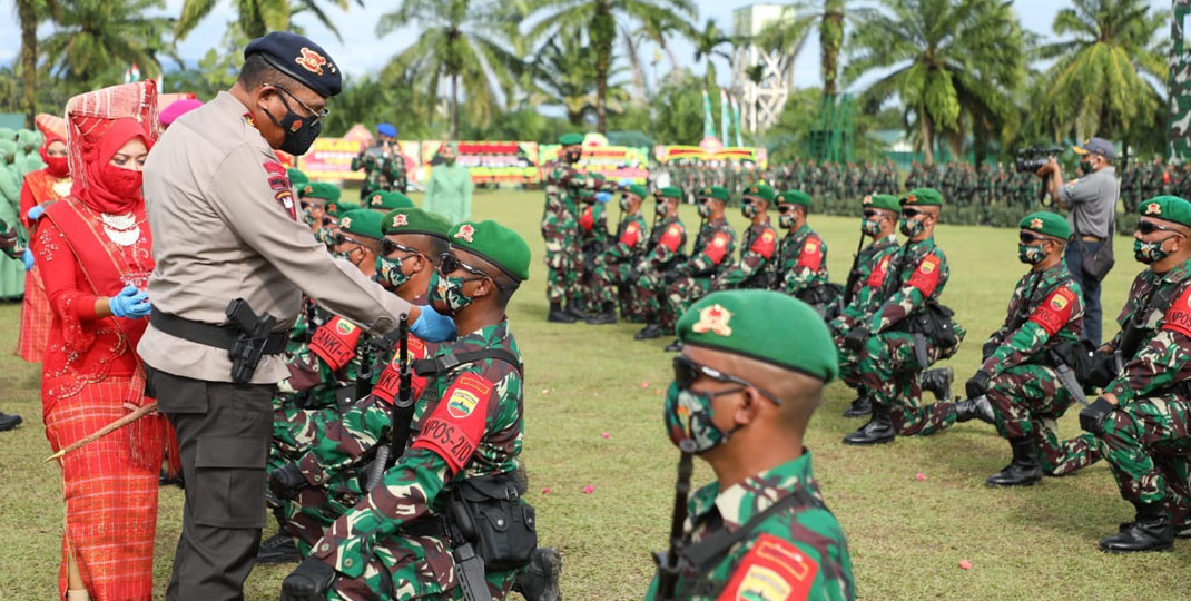 BERANGKATKAN: Kapoldasu, Irjen Pol Martuani Sormin saat turut memberangkatkan 450 prajurit dari Batalyon-122/Tombak Sakti serta jajaran Kodam I/BB.istimewa/sumu tpos.