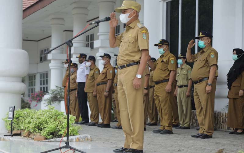 PIMPIN: Bupati Asahan H Surya, saat memimpin Apel Gabungan Perdana Lingkup Pemkab Asahan 2021 di Halaman Kantor Bupati Asahan, Senin (4/1) pagi.DARMAWAN/SUMUT POS.