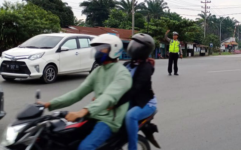 RAMAI LANCAR: Kondisi arus lalu lintas di Jalan KL Yos Sudarso Kota Tebingtinggi menuju pintu Tol Medan, terpantau ramai lancar.SOPIAN/SUMUT POS.