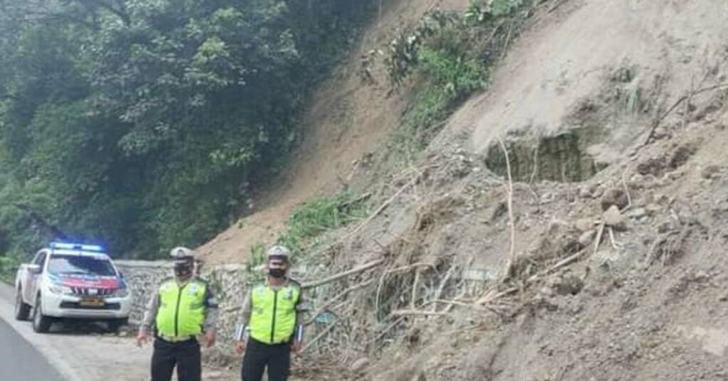 ATUR LALU LINTAS: Personel Satlantas Karo saat mengatur arus lalulintas di areal longsoran tebing di Desa Doulu, beberapa waktu lalu.solideo/sumut pos.