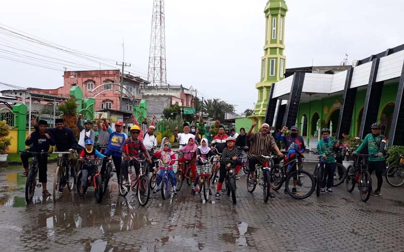 START: Ketua BKM Ubudiyah Pangkalanbrandan, Sekjen Bendahara, dan sejumlah pengurus, remaja masjid, serta jamaah, saat melakukan start untuk gowes dari halaman Masjid Ubudiyah Pangkalanbrandan. ILYAS EFFENDY/SUMUT POS.