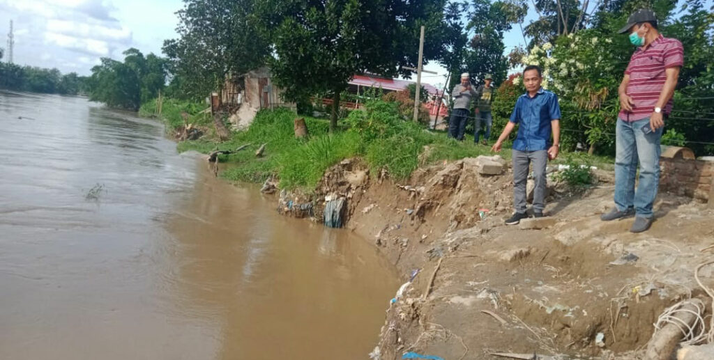 ABRASI: Anggota DPRD Medan, Sudari melihat benteng Sungai  Deli  di Lingkungan VI, Pekan Labuhan, Medan Labuhan yang abrasi. fachril/sumu tpos.
