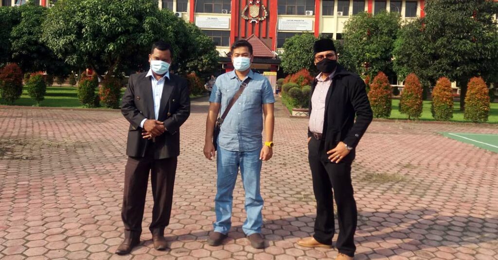 POLDA SUMUT: Muhammad Jefri Suprayudi (tengah) didampingi kuasa hukumnya untuk memenuhi panggilan Propam Polda Sumut, Jumat (15/1).