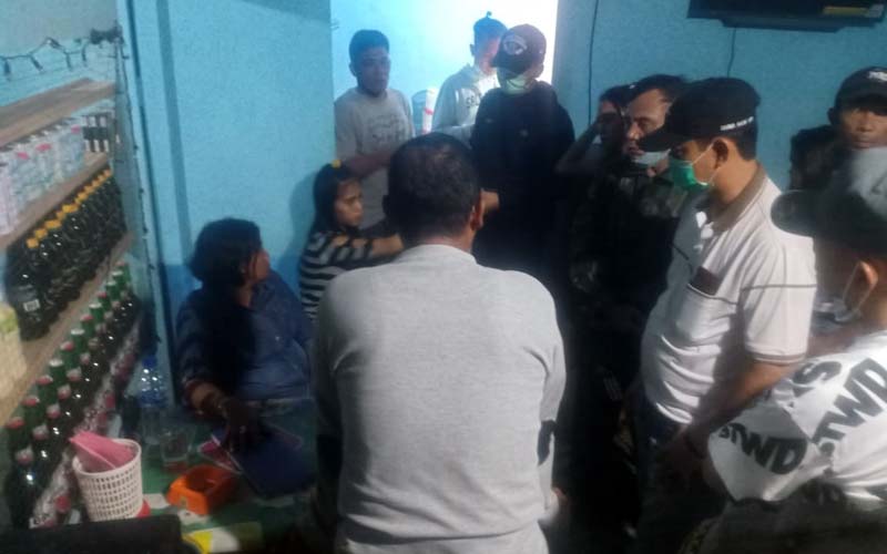 OTOPSI: Jenazah korban penikaman saat diotupsi di Rumah Sakit TNI AL.