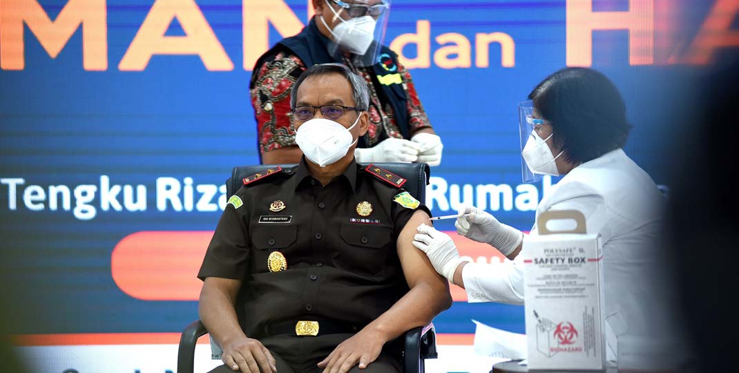 VAKSIN: Kajati Sumut Ida Bagus Nyoman ikut menjalani vaksinasi Covid-19 yang digelar di Aula Tengku Rizal Nurdin, Pendopo Rumah Dinas Gubsu.