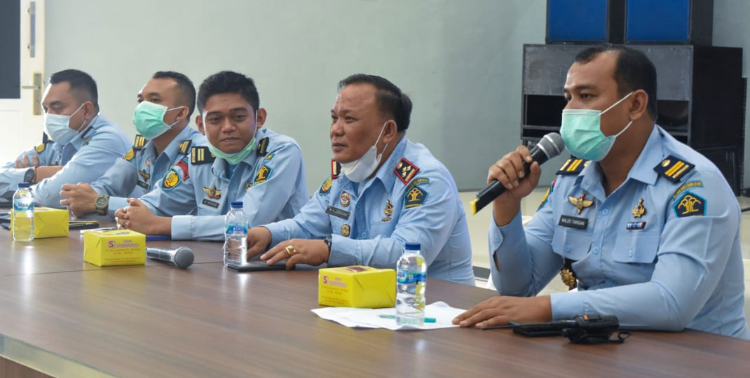 PENGUATAN: Kepala KPLP Binjai, Rinaldo Tarigan (kanan) saat memberi penguatan kepada jajaran pengamanan di aula.ILYAS EFFENDY/ SUMUT POS .