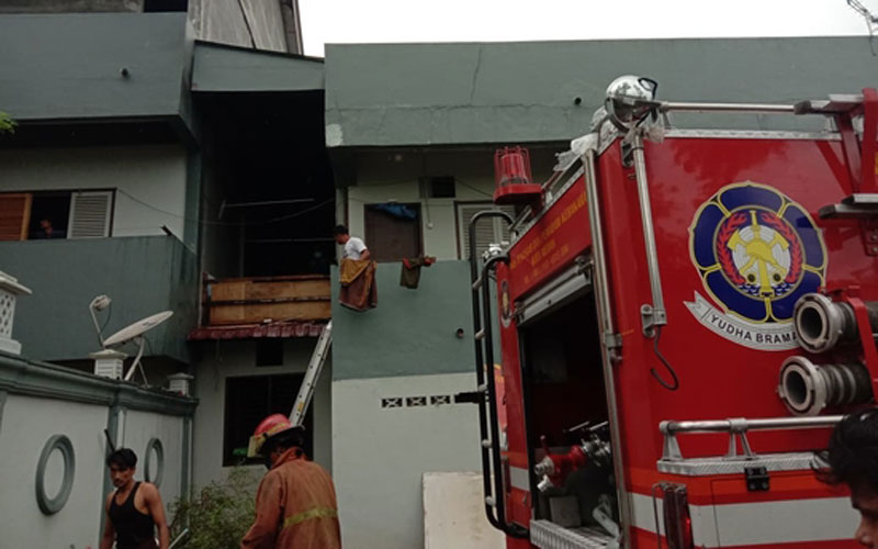 TERBAKAR: Satu kamar Hotel Pelangi di Jalan Jamin Ginting, Medan Tuntungan, terbakar, Minggu (3/1). terbakar ng terjadi tidak begitu besar, ditambah lokasi kebakaran yang tidak berada di lokasi jalan sempit, pihaknya pun tidak mengalami kesulitan yang berarti dalam memadamkan api.”Begitu dapat info, selang beberapa menit.istimewa/sumut pos.