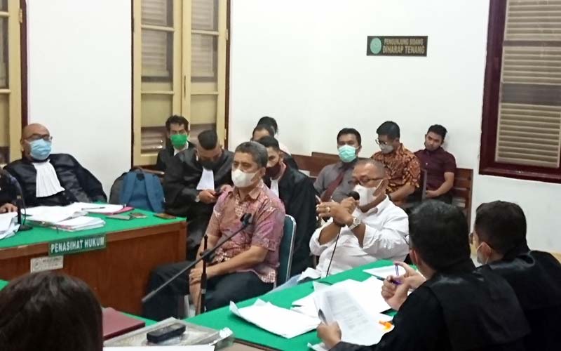 SAKSI: Randiman Tarigan dan M Alinafiah memberikan kesaksian dalam sidang kasus suap mantan anggota DPRD Sumut di Pengadilan Tipikor Medan, Senin (4/1). agusman/sumut pos.