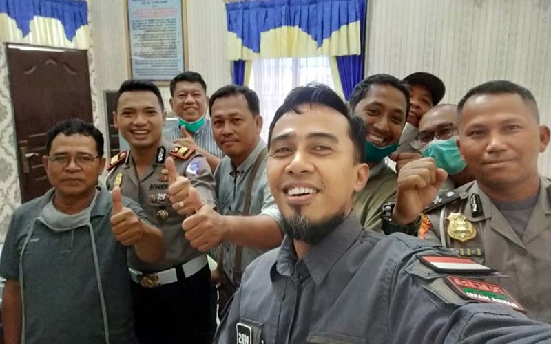 DIABADIKAN: Kasatlantas Polres Asahan, AKP Jodi Indrawan diabadikan bersama pengurus PWI Asahan.