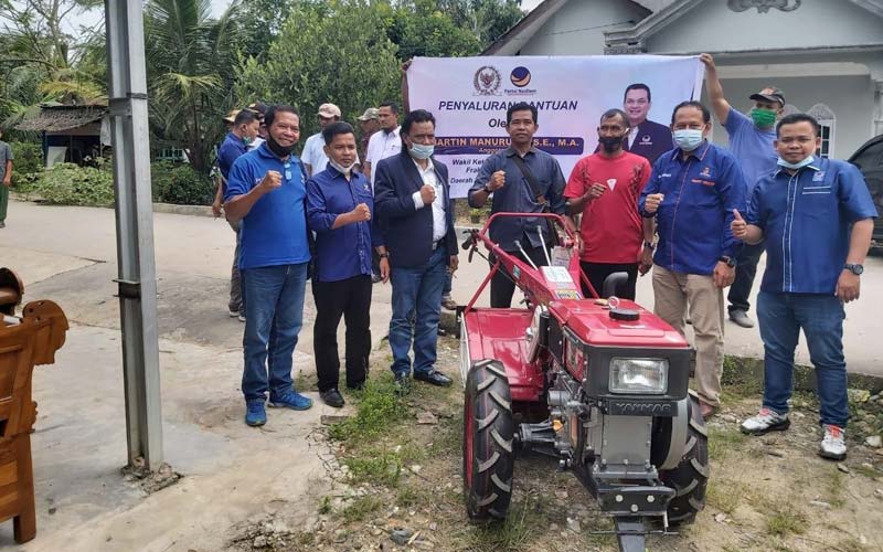 SALURKAN: Wakil Ketua Komisi VI DPR RI, Martin Manurung menyalurkan Alsintan hand traktor dan mesin pompa air ke sejumlah Koptan se-kabupaten Labuhanbatu.