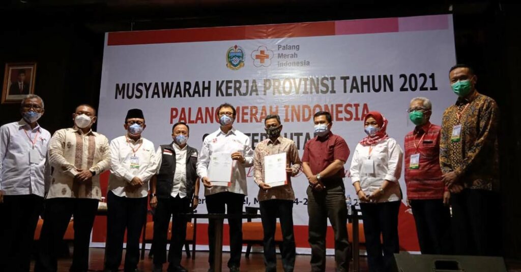 DIABADIKAN: Ketua Palang Merah Indonesia (PMI) Pusat H Muhammad Muas diabadikan  bersama Ketua PMI Sumut Dr H Rahmat Shah pada gelaran Mukerprov PMI Sumut, Minggu (24/1).