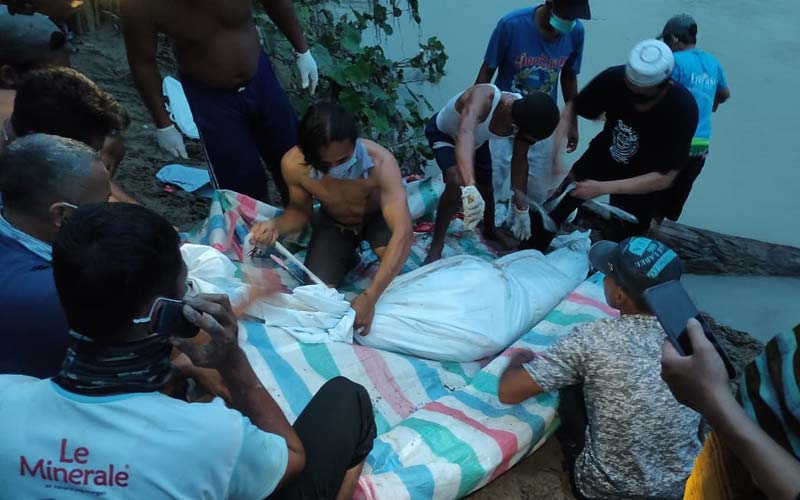 EVAKUASI: Tim Inafis Polres Tebingtinggi bersama masyarakat melakukan evakuasi penemuan jasad Kasiran.sopian/sumut pos.