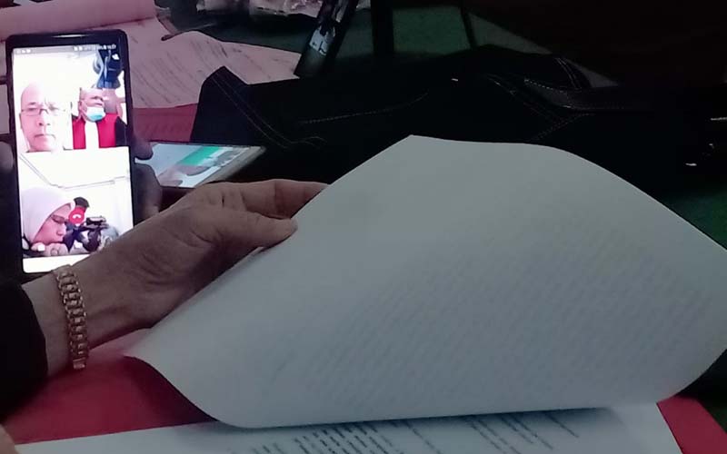 SIDANG: A Meng pemilik spa homo terdakwa kasus TPPO menjalani sidang tuntutan secara virtual di PN Medan, Selasa (5/1).agusman/sumut pos.