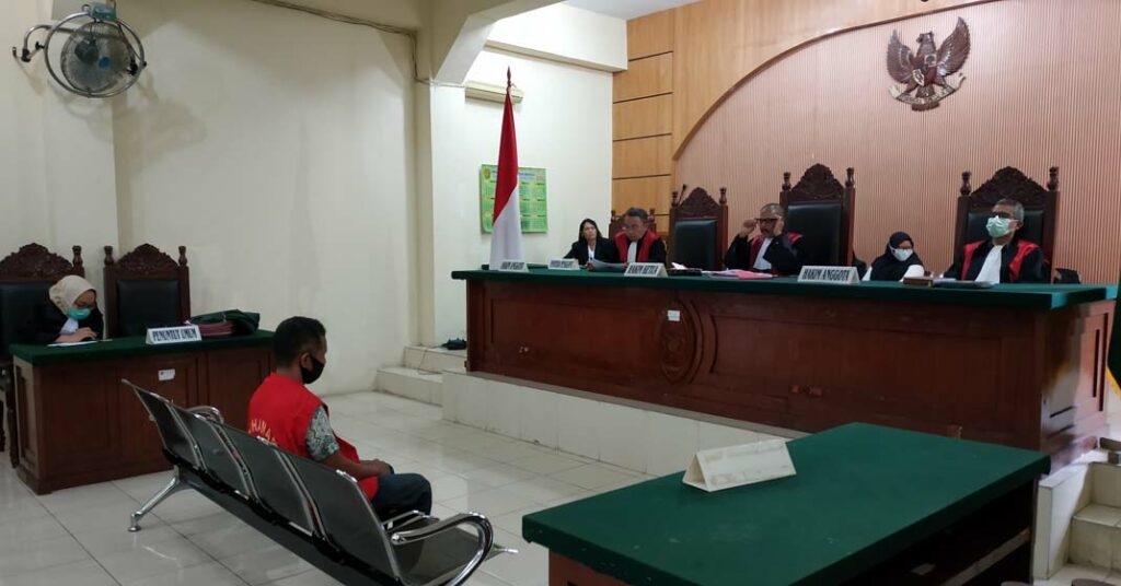 PUTUSAN: Terdakwa Junaidi saat mendengar putusannya yang dibacakan majelis hakim di Ruang Sidang Cakra PN Binjai, Senin (17/1).tedi/sumut pos.
