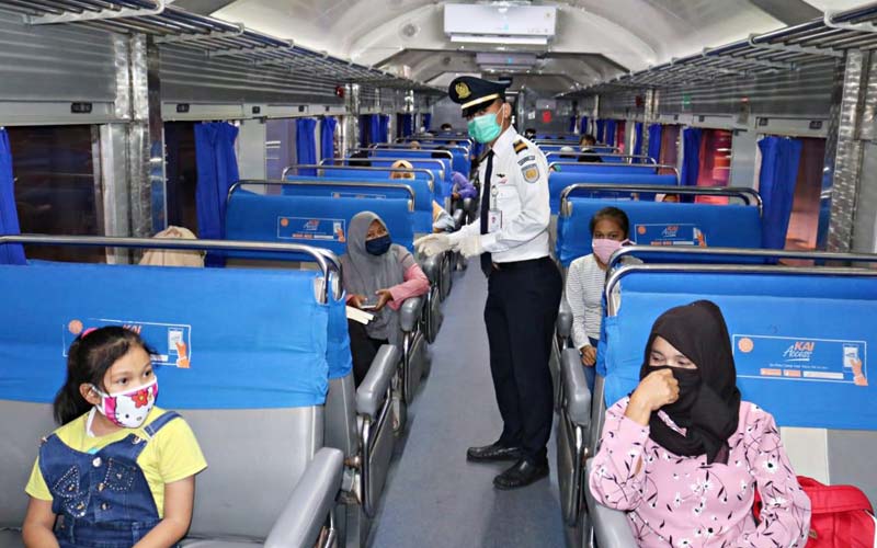 PENUMPANG KA: Aktivitas penumpang kereta api (KA) di Medan. Libur Nataru, jumlah penumpang KA mengalami penurunan. bagus/sumut pos.