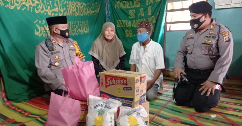 SERAHKAN: Wakapolres Pelabuhan Belawan Kompol Herwansyah, serahkan bantuan kepada AM Tanjung.