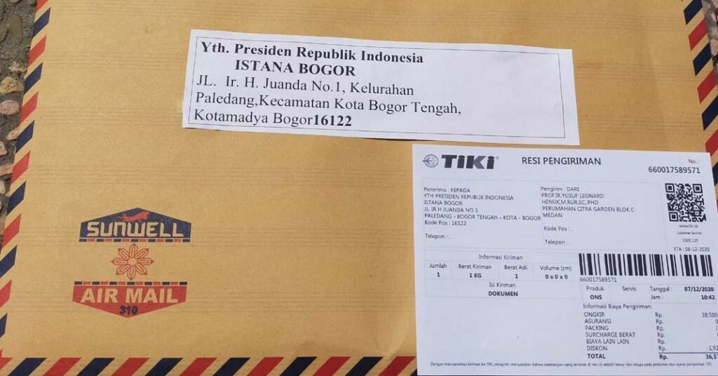 DOKUMEN: Amplop berisikan dokumen dari Prof Yusuf Leonard Henuk yang ditujukan kepada Presiden Jokowi.