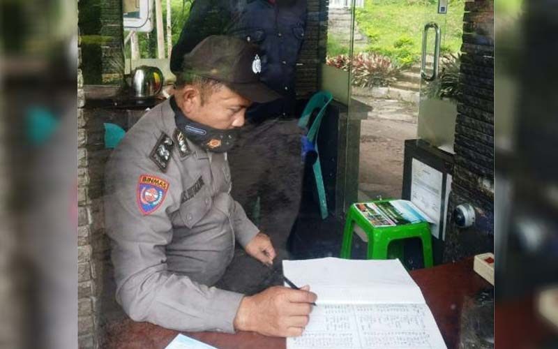 PEMERIKSAAN: Personel Polres Karo saat melakukan pemeriksaan standart Satpam yang dipekerjakan di perusahaan.SOLIDEOAKBARI/SUMUT POS.