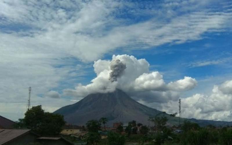 ERUPSI: Gunung Sinabung di Kabupaten Karo, kembali erupsi sebanyak tiga kali, Senin (4/1).istimewa.