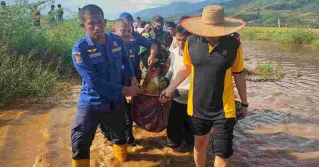 EVAKUASI: Jasad Sinar Sembiring Depari saat dievakuasi petugas dari saluran irigasi Paya Lahlah Sitepu, Lau Solu.deo/sumut pos.