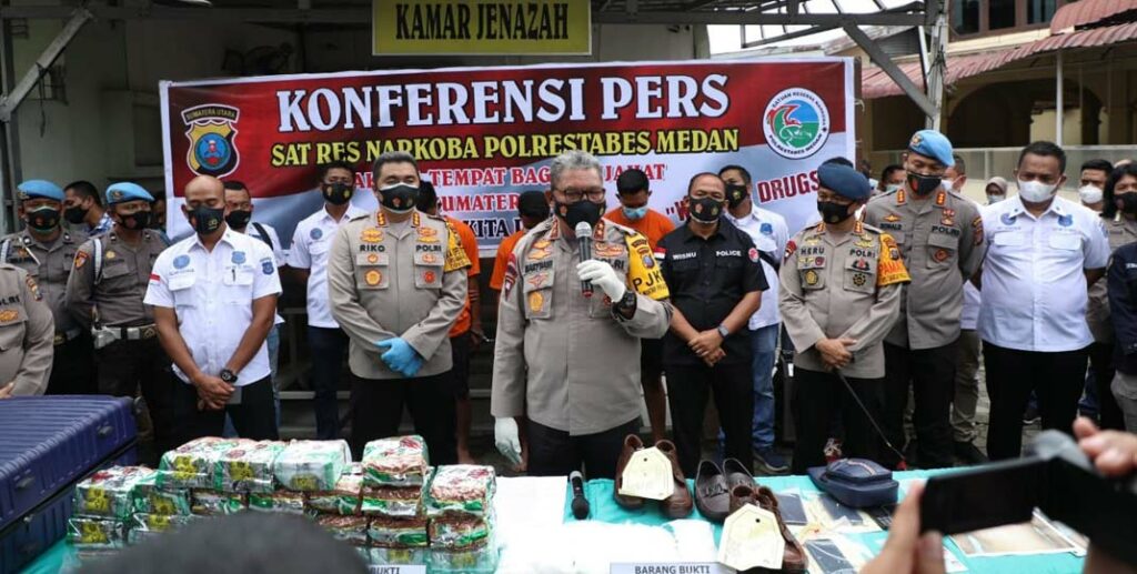 KETERANGAN: Kapolda Sumut Irjen Pol Martuani Sormin saat memberikan keterangan pers di Rumah Sakit Bhayangkara Medan, Kamis (14/1). m idris/sumut pos.