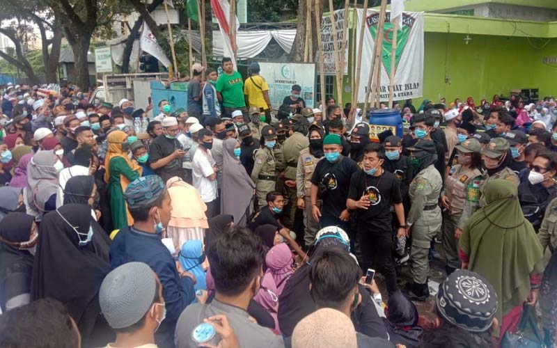 DIBUBARKAN: Ratusan masyarakat yang ingin mengikuti pengajian Ustad UAS, dibubarkan Satpol PP karena berkerumun di luar halaman Masjid Amal Silaturahmi, di Kompleks Asia Mega Mas, Senin (4/1). istimewa/sumu tpos.