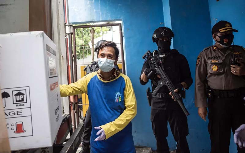 Pengawalan Ketat Vaksin Covid-19 produksi Sinovac tiba di Surabaya, Jawa Timur, dengan pengawalan ketat aparat Kepolisian, Senin (4/1).