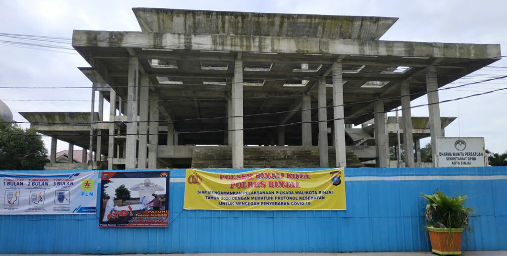 PEMBANGUNAN: Gedung DPRD Binjai yang pembangunannya tak kunjung rampung. teddy akbari/SUMUT POS. . 