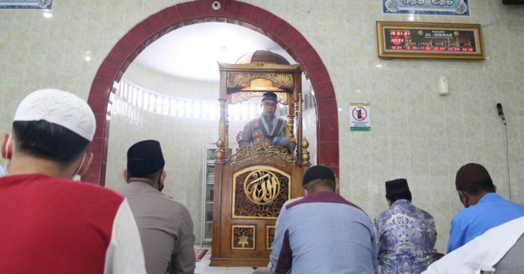 JUMAT BAROKAH: Kapolres Tebingtinggi, AKBP Agus Sugiyarso saat melaksanakann Jumat Barokah di Mesjid Al Hikmah.sopian/sumut pos.