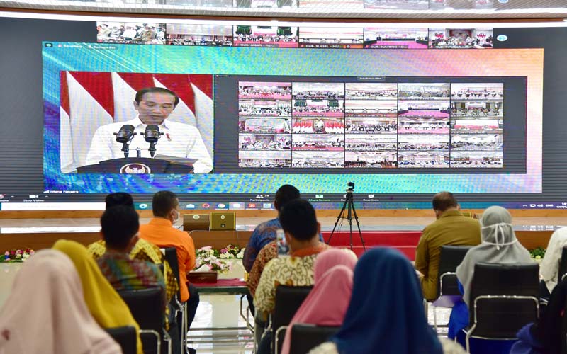 PELUNCURAN BANSOS: Gubsu Edy Rahmayadi mengikuti Peluncuran Bantuan Tunai se-Indonesia Tahun 2021 oleh Presiden RI Joko Widodo, secara virtual, dari Pendopo Rumah Dinas Gubernur, Senin (4/1). BIRO HUMAS DAN KEPROTOKOLAN SETDAPROV SUMUT .