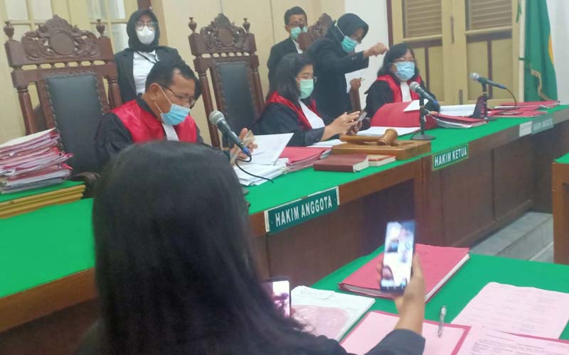 JALANI SIDANG: Muhammad Yusuf Kardi, terdakwa pengedar ekstasi menjalani sidang putusan secara virtual di Ruang Cakra 6 Pengadilan Negeri (PN) Medan, Jumat (8/1).AGUSMAN/SUMUT POS.