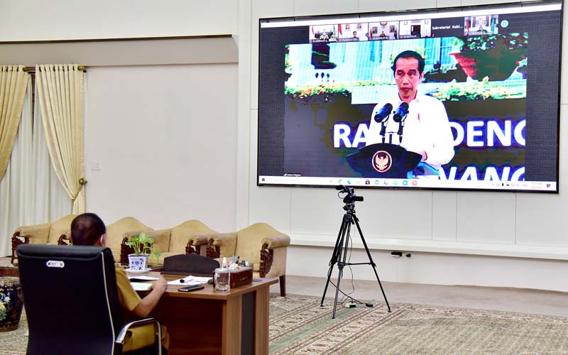 RAPAT: Gubernur Sumut Edy Rahmayadi mengikuti rapat penanganan Covid-19 dengan Presiden Republik Indonesia Joko Widodo secara virtual di Rumah Dinas Gubernur, Jalan Jenderal Sudirman, Medan, Rabu (6/1).