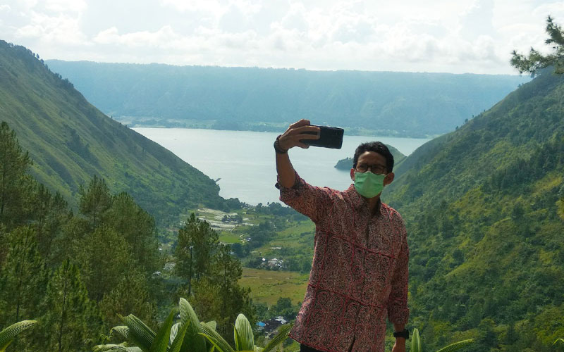 IKON PARIWISATA: Menteri Pariwisata dan Ekonomi Kreatif, Sandiaga Uno di Danau Toba, Rabu (30/12). Sandiaga ingin menjadikan Danau Toba sebagai ikon pariwisata baru di tanah air.