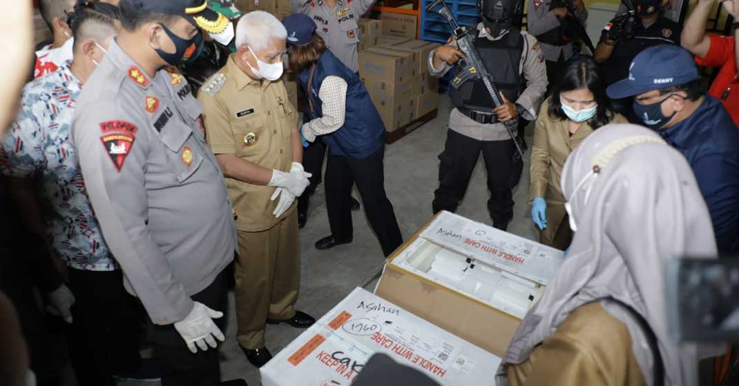 TIBA: Sebanyak 4.440 dosis vaksin Sinovac Covid-19 yang tiba di Pemkab Asahan langsung diterima Bupati H. Surya BSc dan jajaran forkompimda Asahan, Senin (1/2).