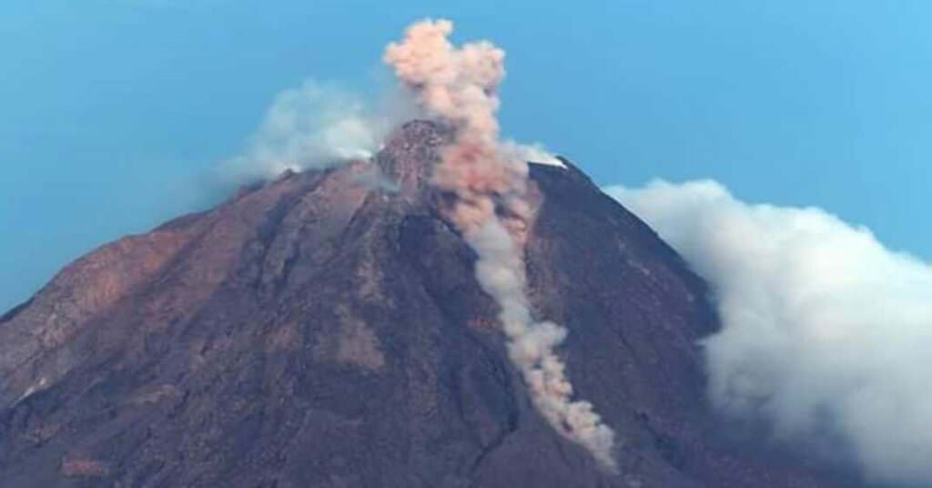 SINABUNG: Kubah Gunung Sinabung terus bertambah mencapai 4 km kubik.  Sabtu (6/2), Gunung Sinabung kembali muntahkan awan panas.