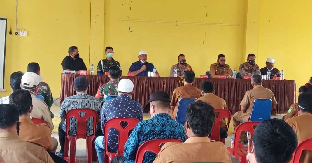 PERTEMUAN: Unsur Muspika Medan Belawan bersama Polres Pelabuhan Belawan saat melakukan pertemun di Aula Kantor Camat Medan Belawan, Senin (15/2).