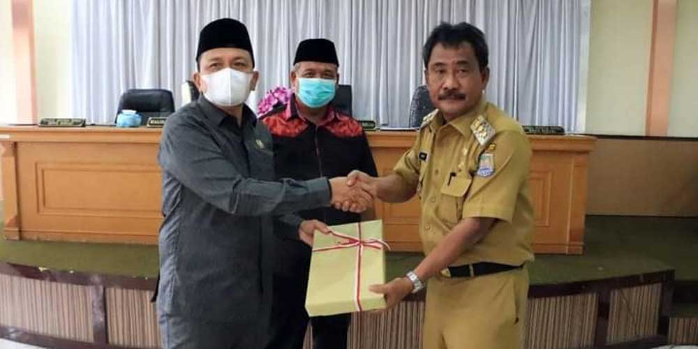 SERAHKAN: Plt Wali Kota Binjai, Amir Hamzah (kanan) menyerahkan bundelan dokumen LKPJ 2020 kepad Ketua DPRD Binjai, H Noor Sri Syah Alam Putra.