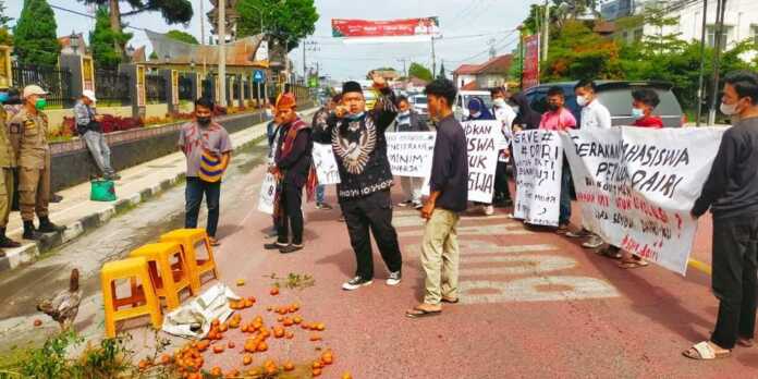 Mahasiswa-Pemuda-Dairi-Unjukrasa-Tagih-Janji-Politik-Eddy-Jimmy