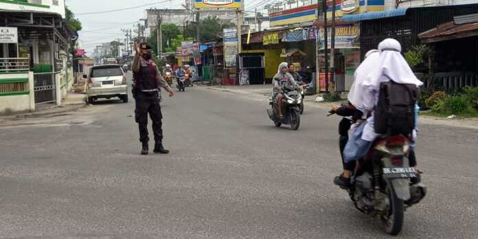 Personel-Sat-Samapta-Polres-Asahan-Atur-Lalin-dan-Imbau-Prokes