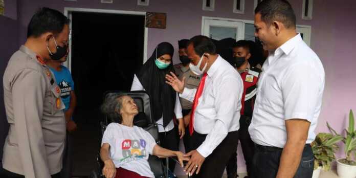 Kapolres-Dairi-Bantu-Kursi-Roda-Kepada-Nenek-Berusia-80-Tahun