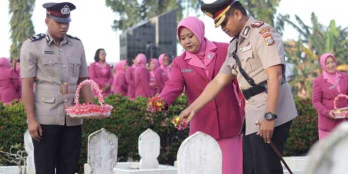 Kapolres-Tebingtinggi-Pimpin-Acara-Tabur-Bunga-di-Taman-Makam-Pahlawan