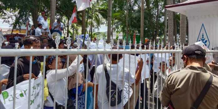 Aksi-Demontrasi-Ratusan-Warga-Desa-Laubarus-Baru-ke-Kantor-Bupati